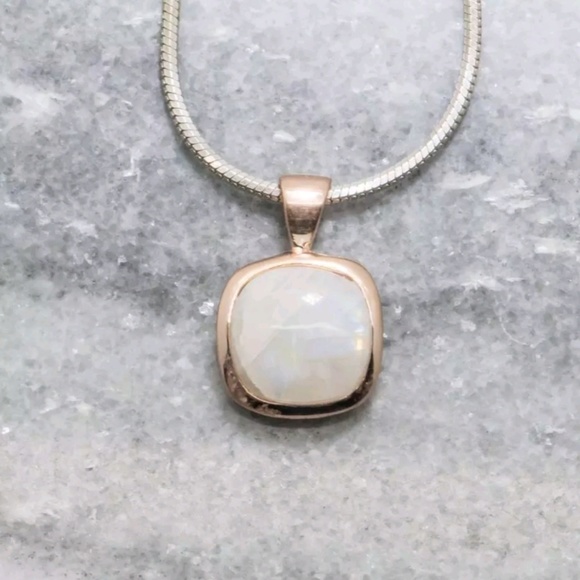4.50ctw Stunning Natural Moonstone Pendant - Picture 7 of 8